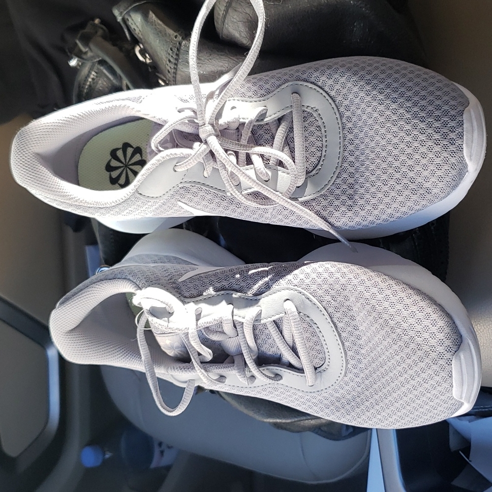 Nike Tanjun Women's Sneaker Size 11